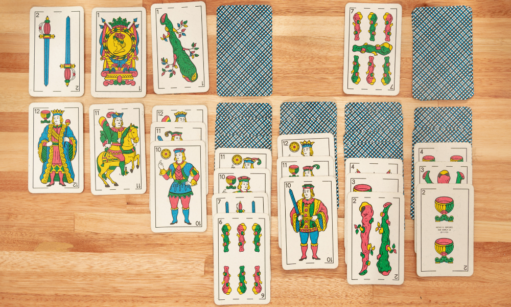Traditional solitaire layout with seven card columns, with old historical designs on the card faces.
